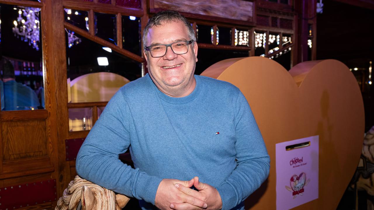 Elton lächelt in die Kamera.