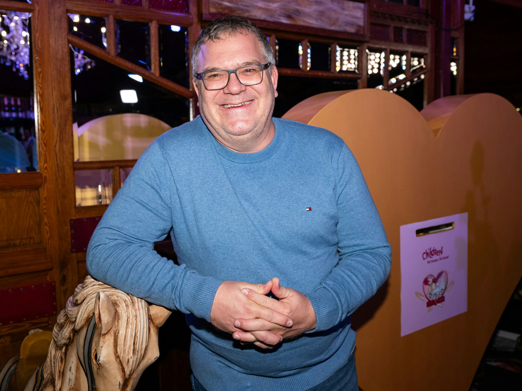 Elton lächelt in die Kamera.