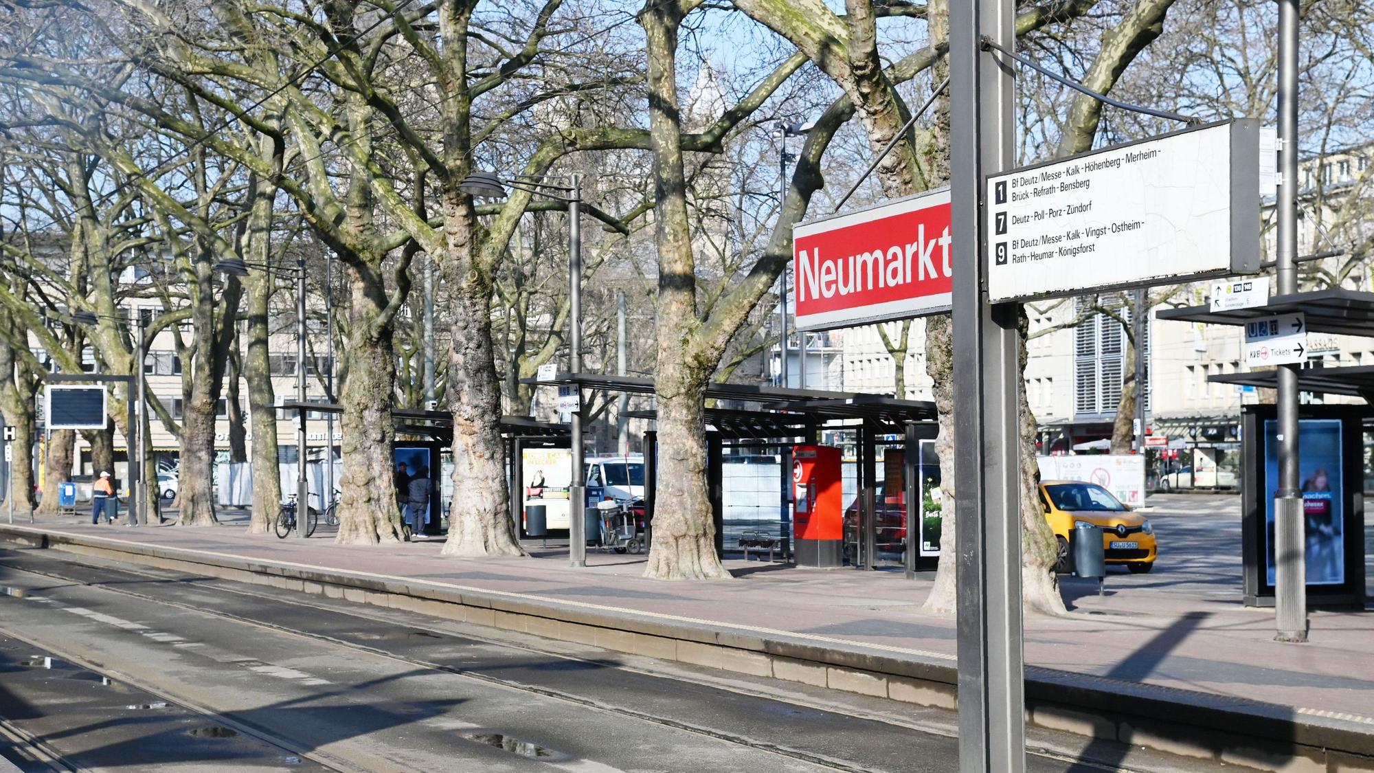 Blick auf den leeren Bahnsteig am Neumarkt in Köln während eines Streiks der KVB.