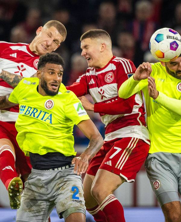 Jordy de Wijs und Christos Tzolis im Kopfball-Duell mit zwei Wiesbaden-Spielern.