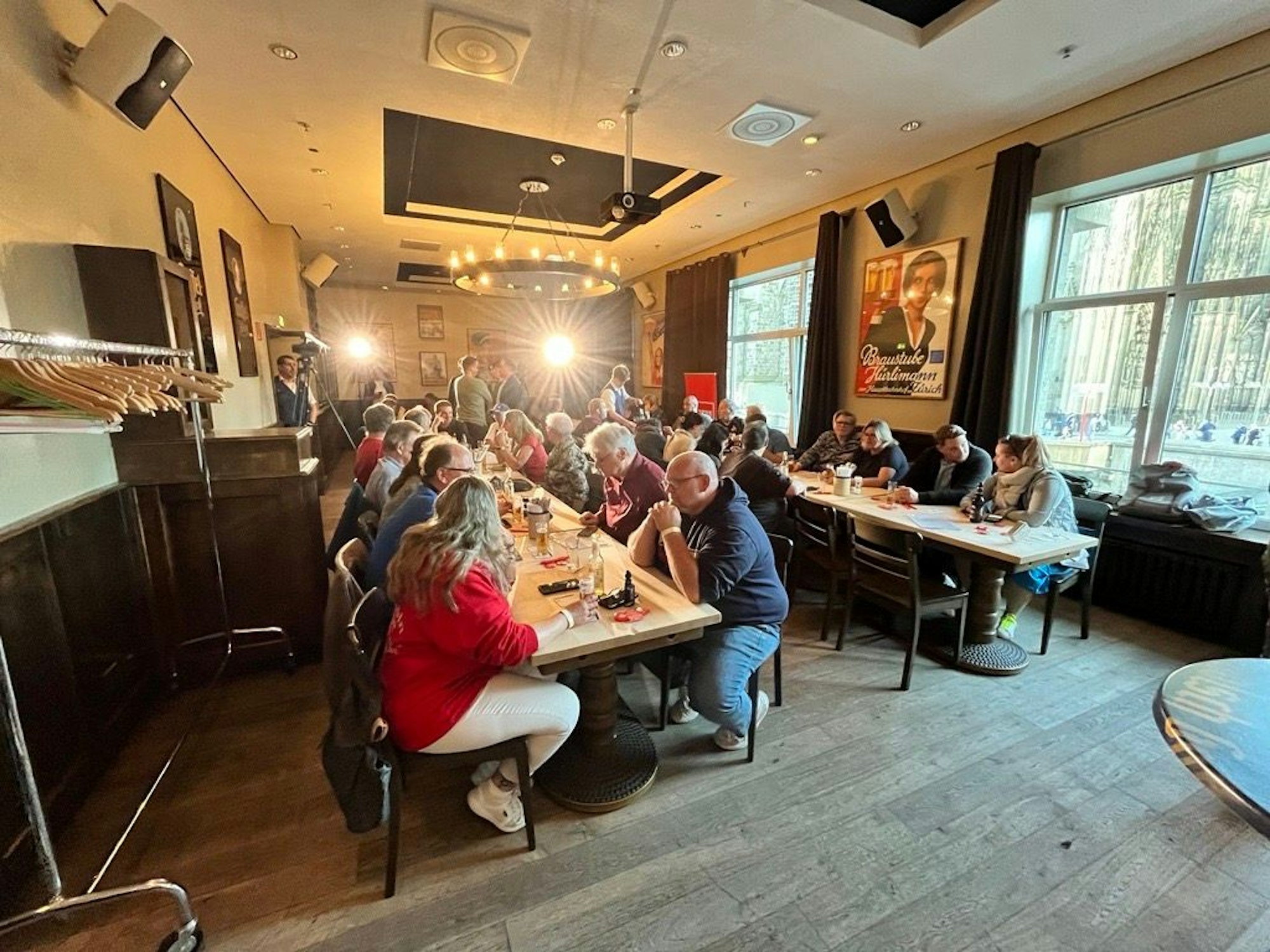 Die Gäste im „Gaffel am Dom“ vor dem Beginn des Talks.