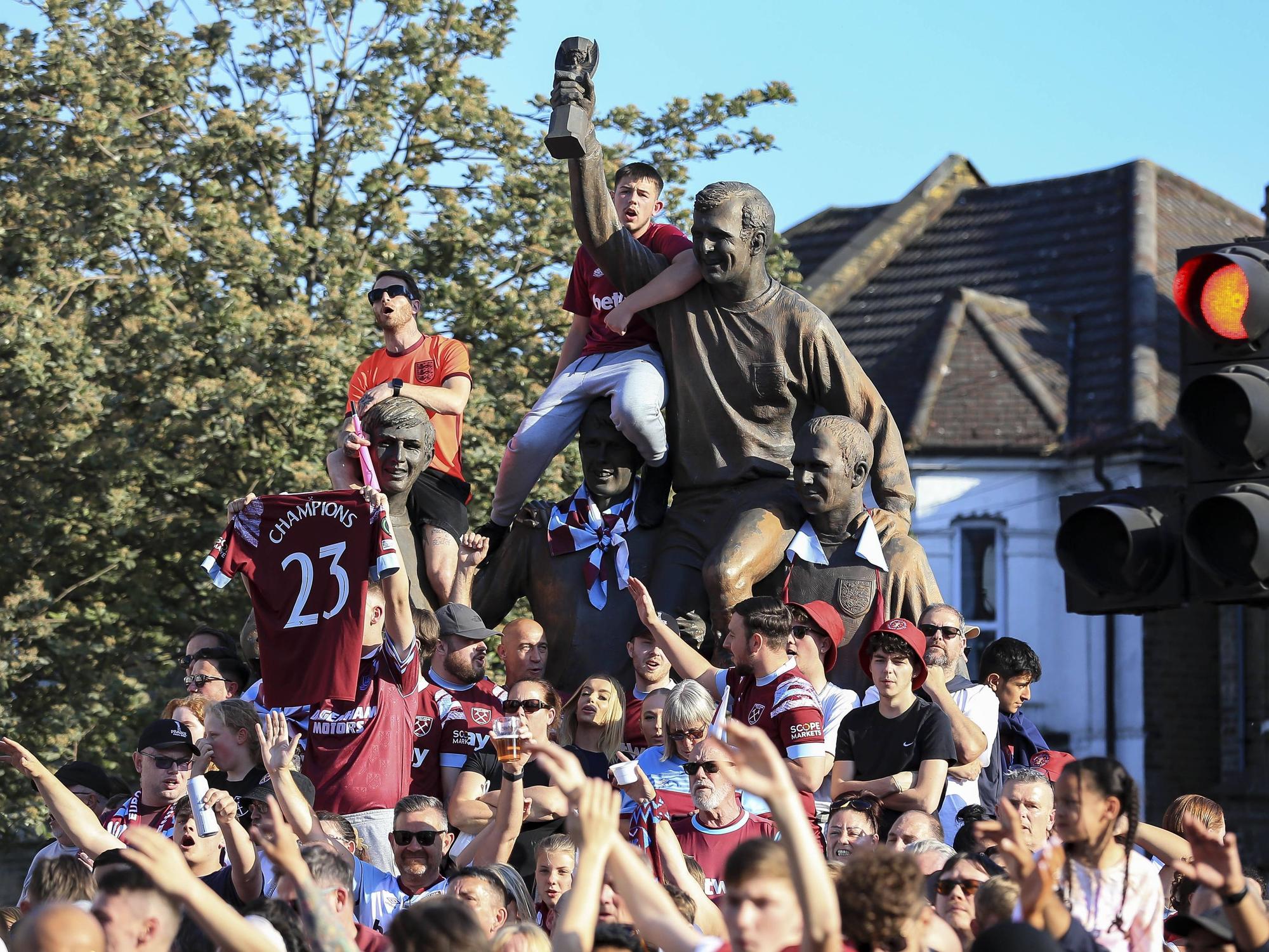 Fans von West Ham United während der Siegerparade nach dem Erfolg in der Conference League.