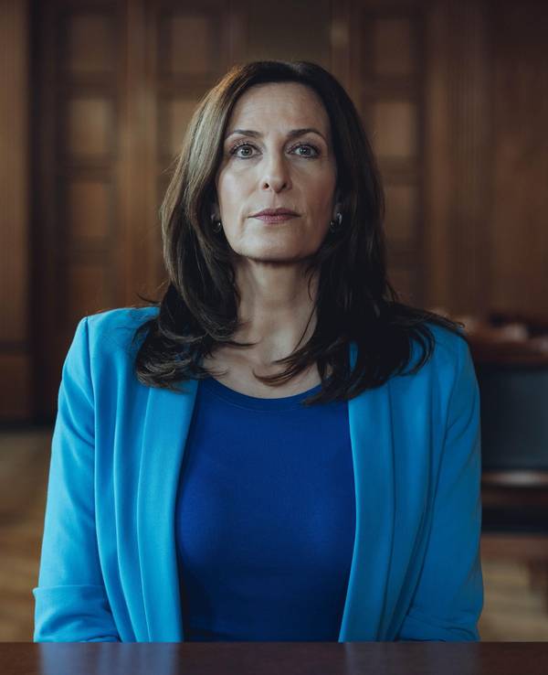 Ulrike Frank sitzt mit starrer Miene da und blickt geradeaus.