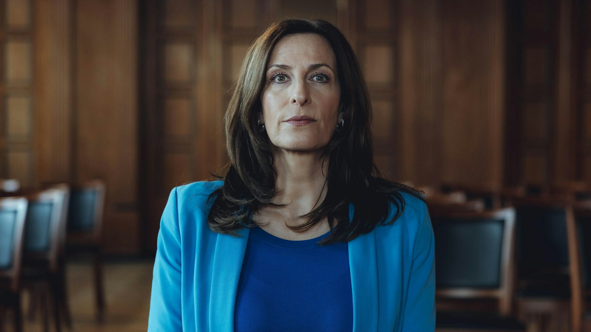 Ulrike Frank sitzt mit starrer Miene da und blickt geradeaus.
