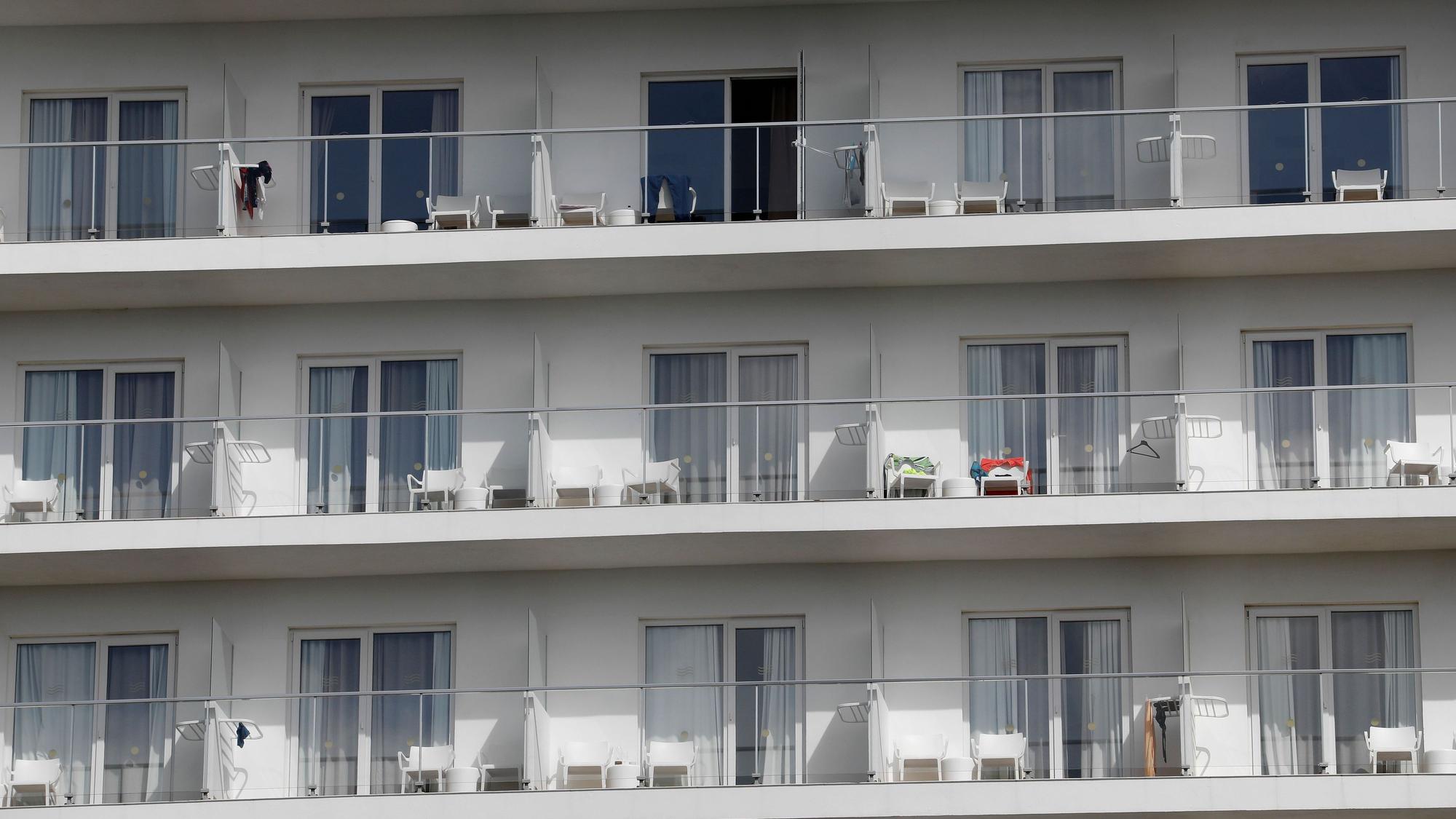 Balkone an einem Hotel am Strand von Arenal in Playa de Palma.