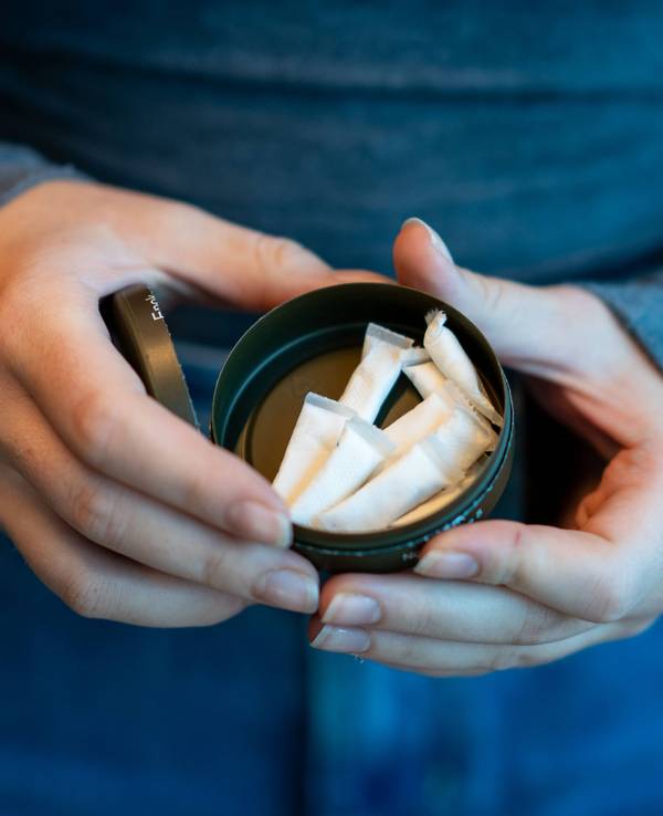 Eine Dose mit Snus-Päckchen