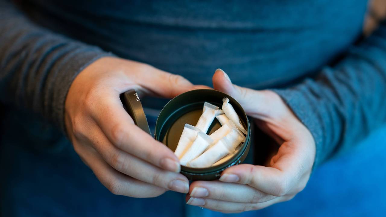 Eine Dose mit Snus-Päckchen