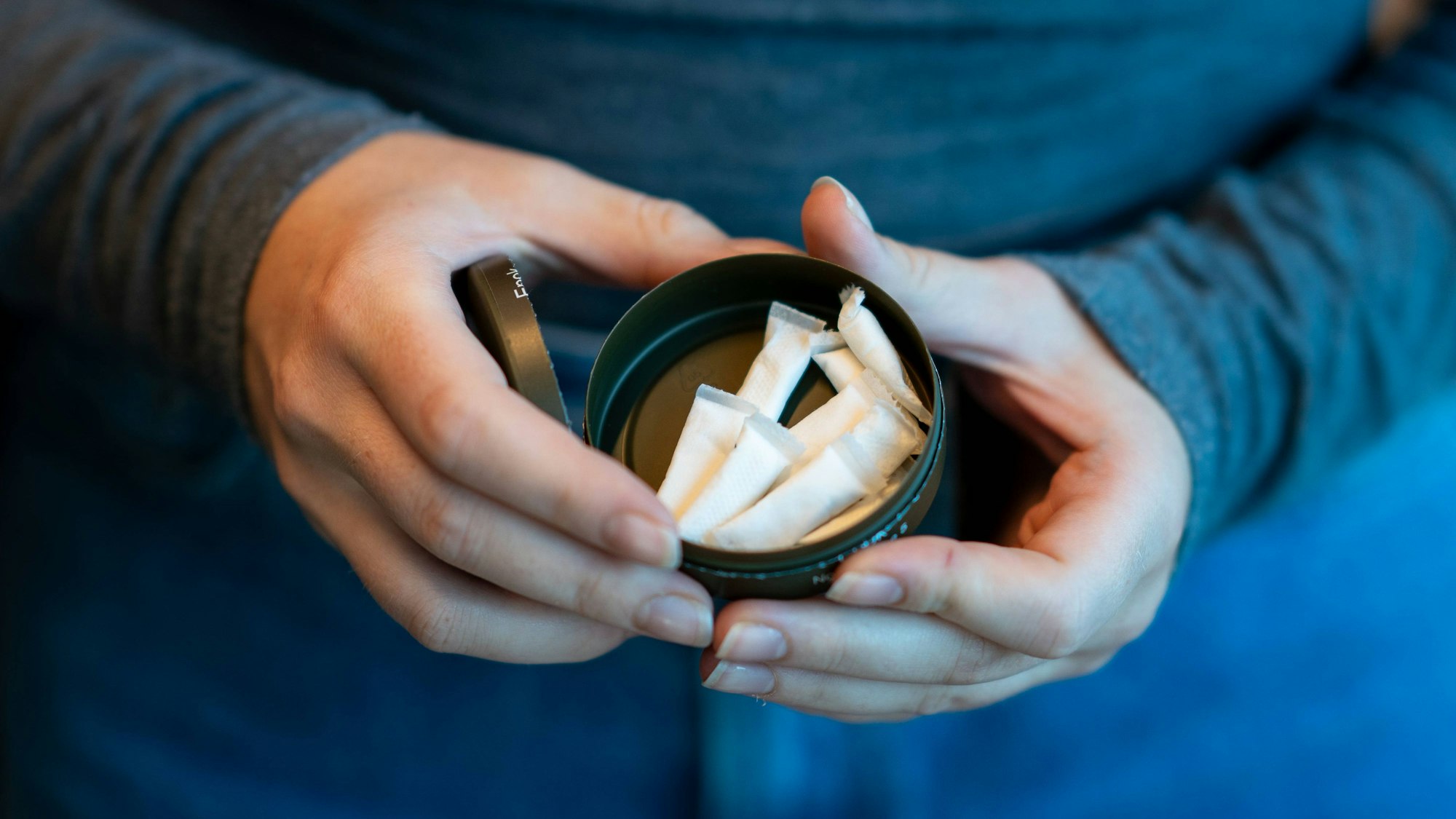 Eine Dose mit Snus-Päckchen