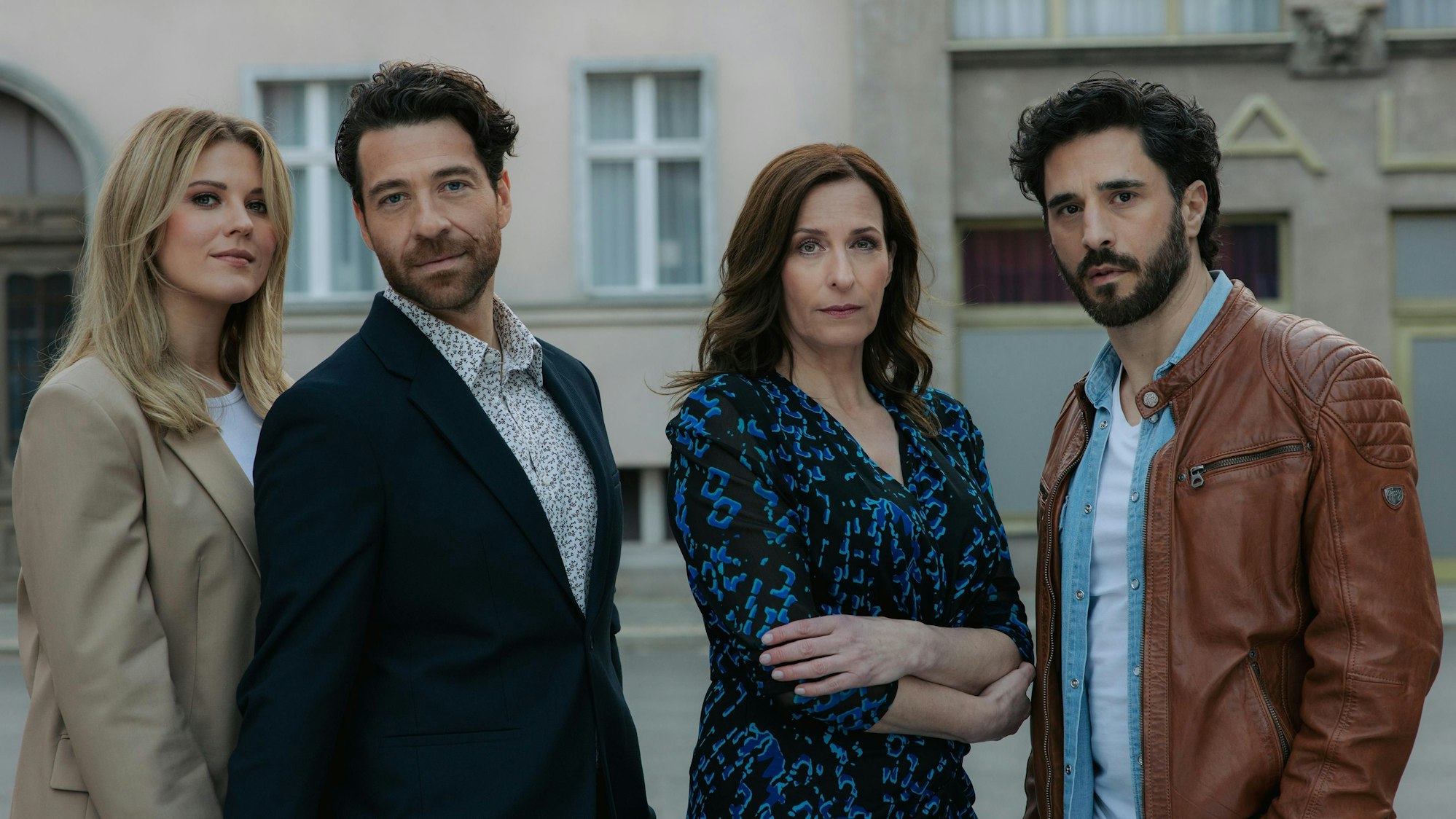 Josefin Bressel und Patrick Fernandez, Ulrike Frank und Jan Kittmann stehen nebeneinander und blicken ernst in die Kamera.