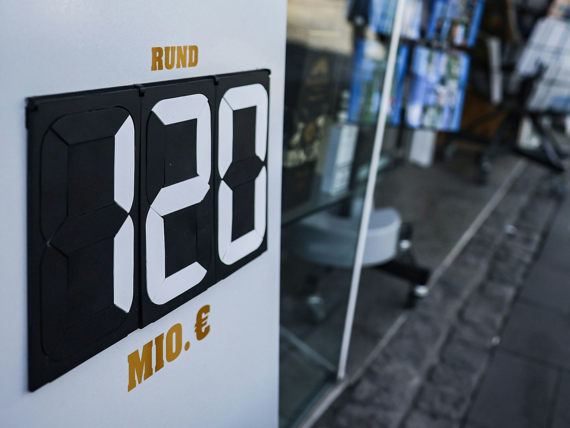 Lotto-Werbung vor einem Tabak- und Zeitschriften-Geschäft (Symbolbild): In den USA hatte ein Mann gleich doppelt Glück.