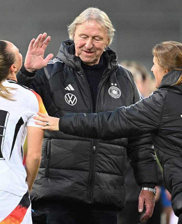 Frauen-Nationaltrainer Horst Hrubesch klatscht sich am 9. April 2024 mit Klara Bühl ab.