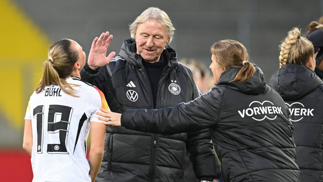 Frauen-Nationaltrainer Horst Hrubesch klatscht sich am 9. April 2024 mit Klara Bühl ab.