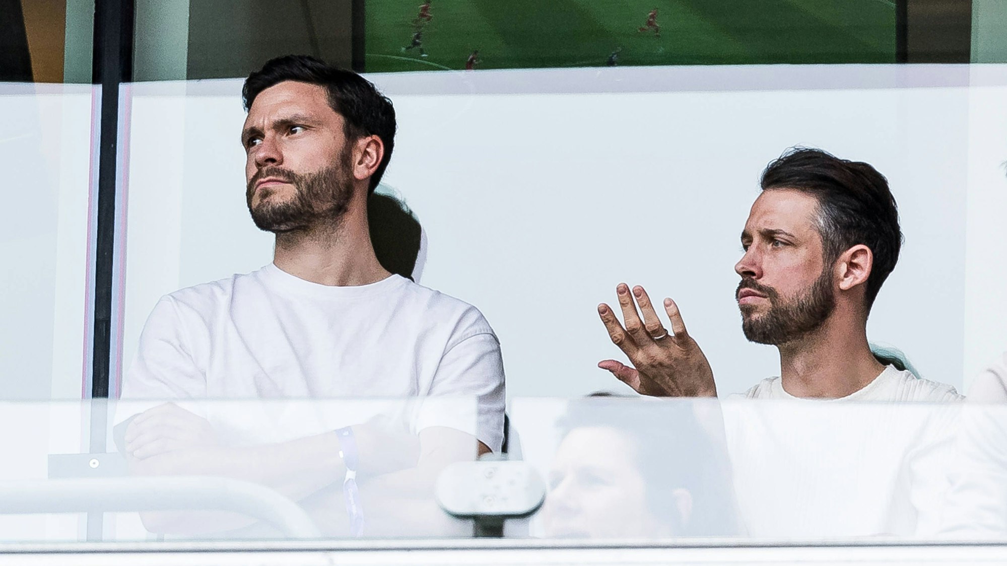 Jonas Hector im Stadion bei einem Spiel des 1. FC Köln neben Mark Uth.