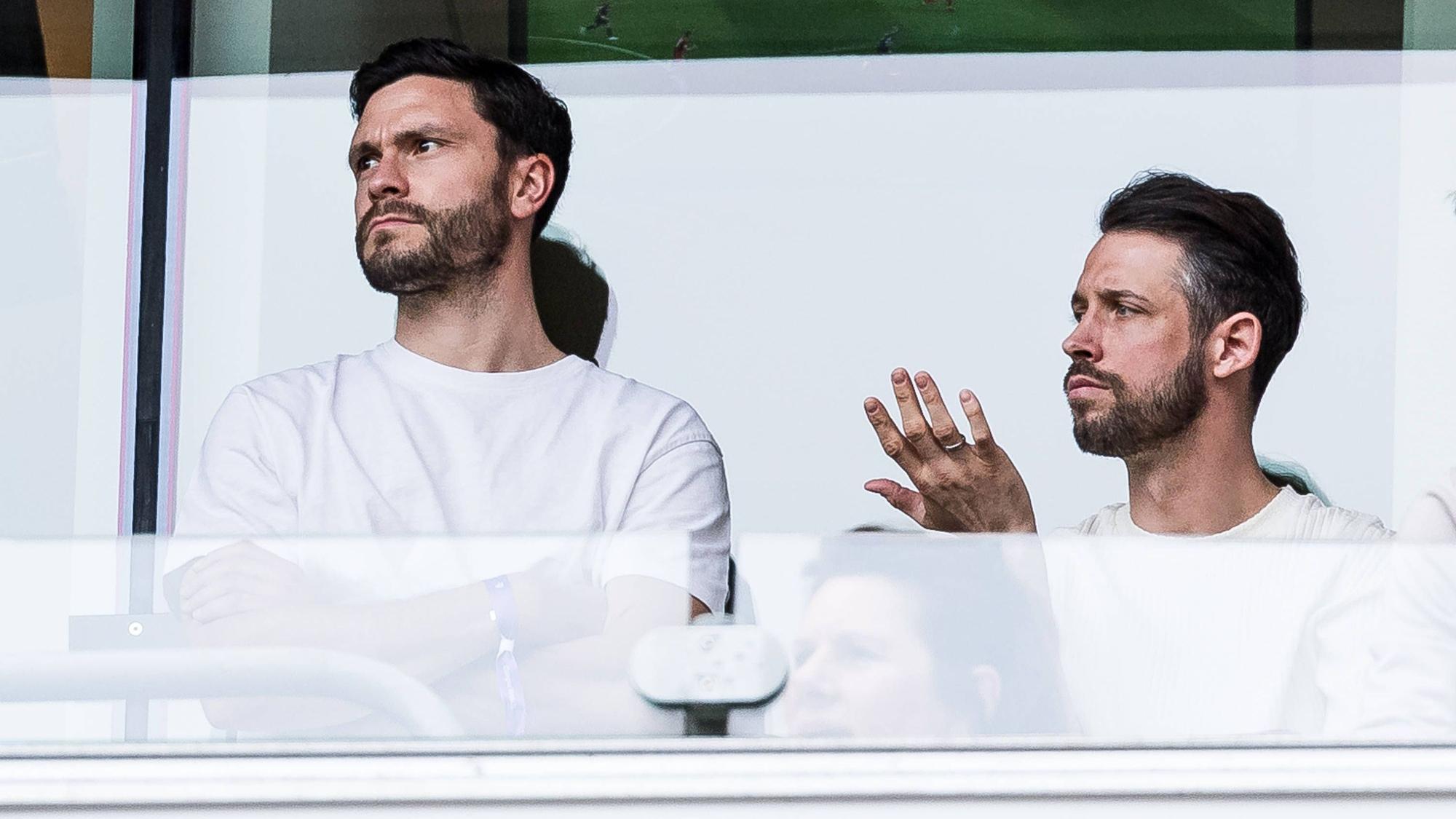 Jonas Hector und Marc Uth verfolgen das FC-Spiel gegen Bochum gemeinsam in der Loge.