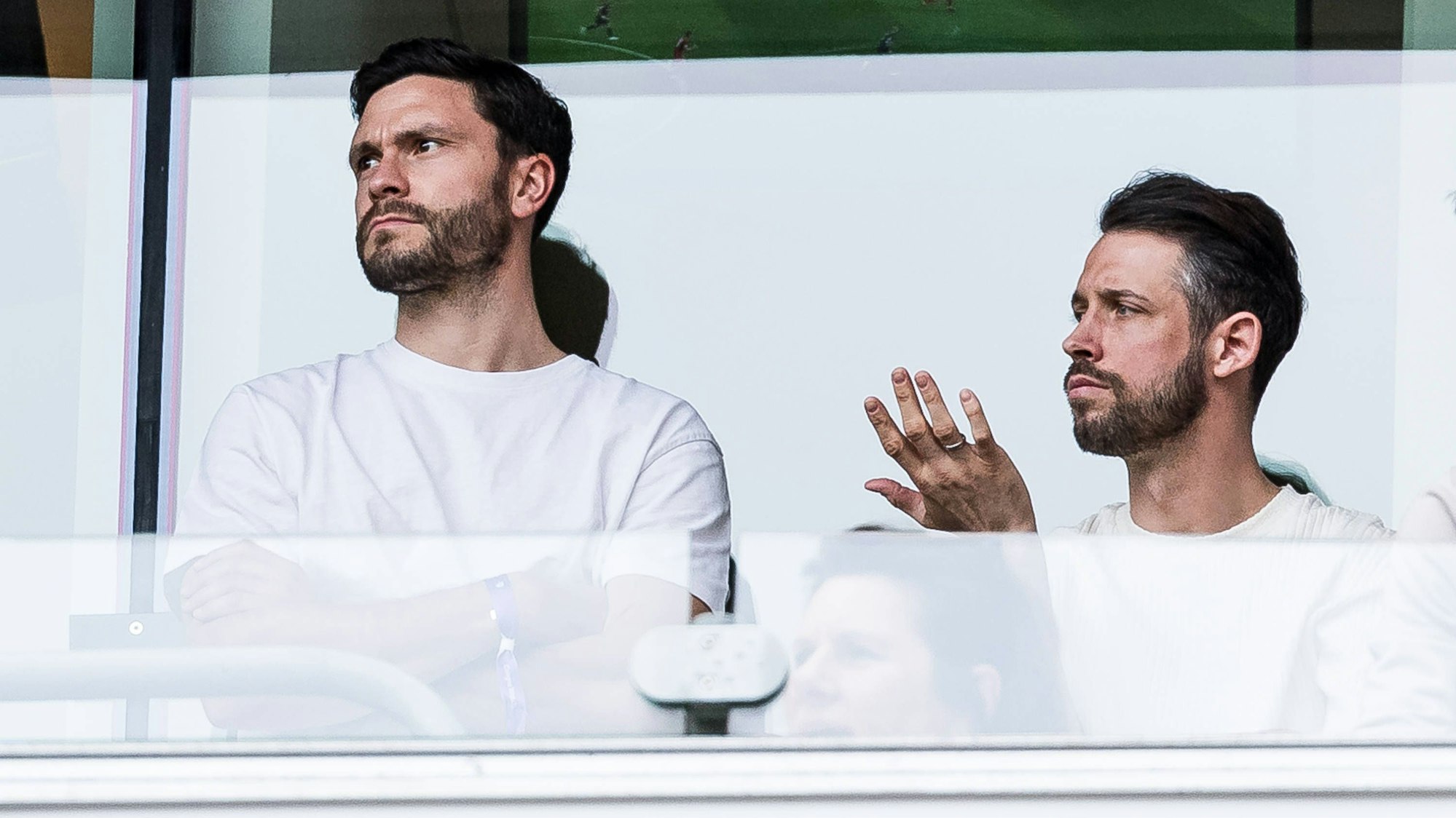 Jonas Hector und Marc Uth verfolgen das FC-Spiel gegen Bochum gemeinsam in der Loge.