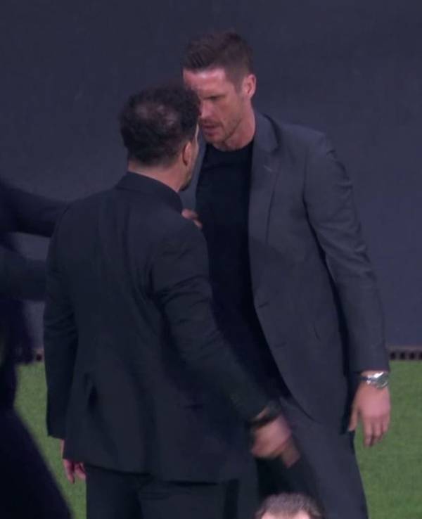 Diego Simeone und Sebastian Kehl zoffen sich an der Seitenlinie.
