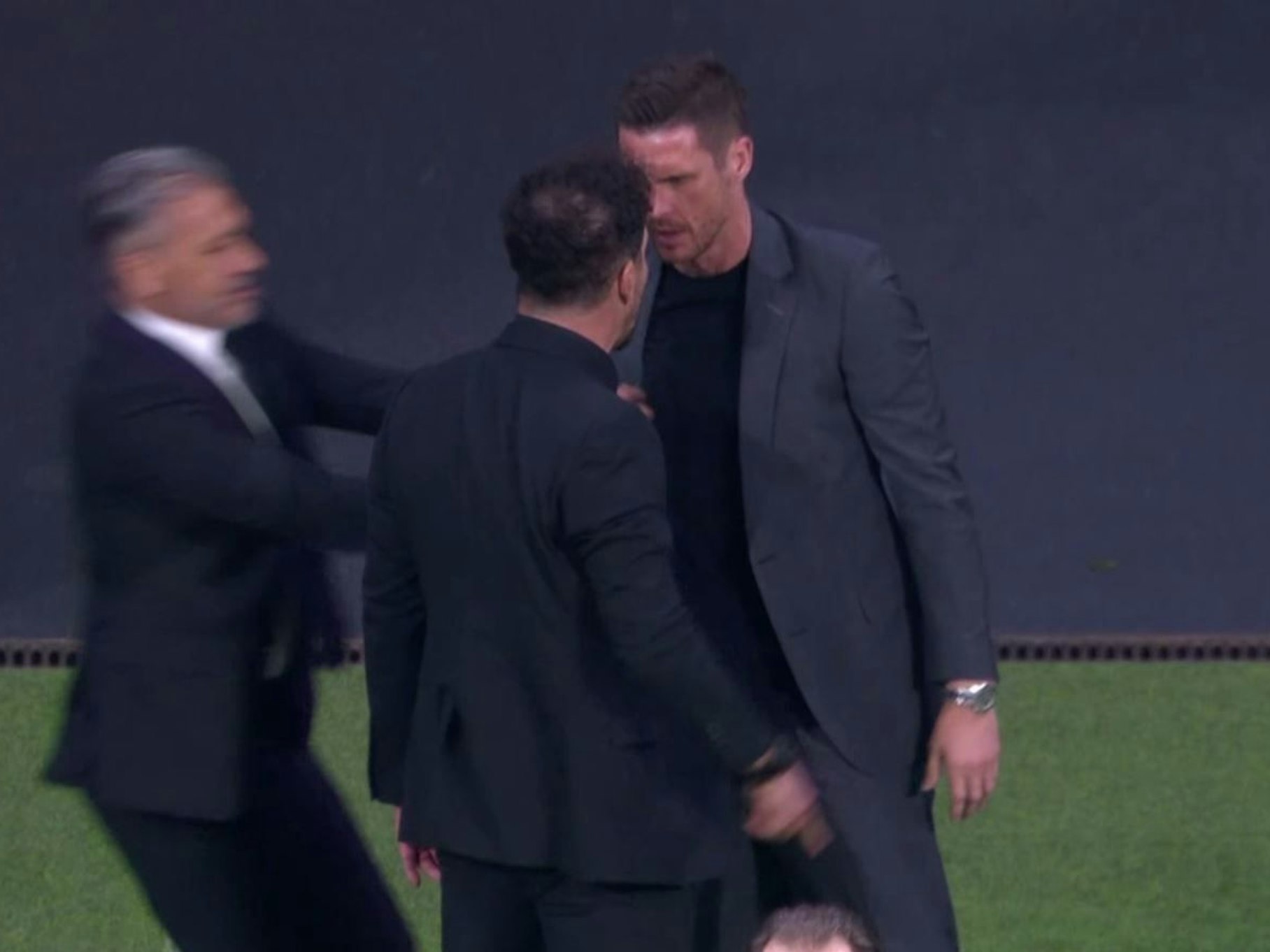 Diego Simeone und Sebastian Kehl zoffen sich an der Seitenlinie.