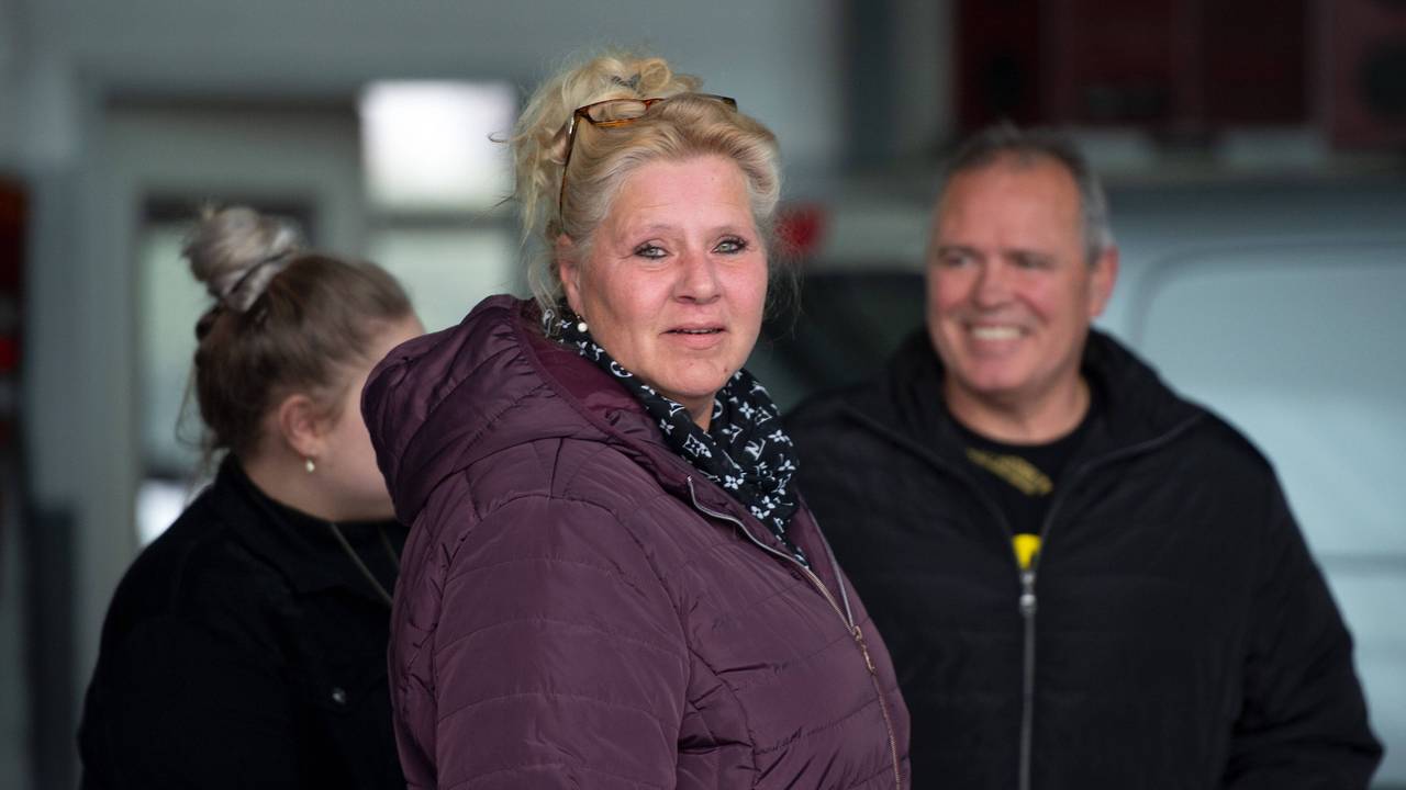Silvia Wollny blickt in die Kamera, im Hintergrund steht Harald Elsenbast.