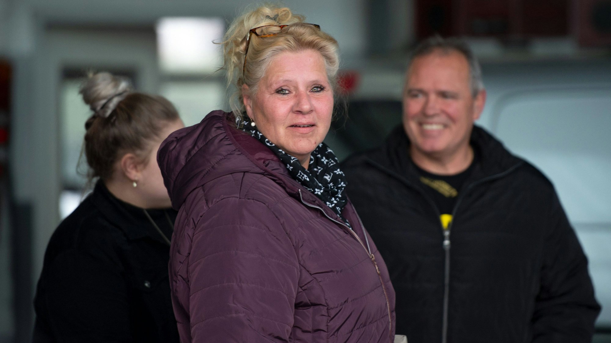 Silvia Wollny blickt in die Kamera, im Hintergrund steht Harald Elsenbast.