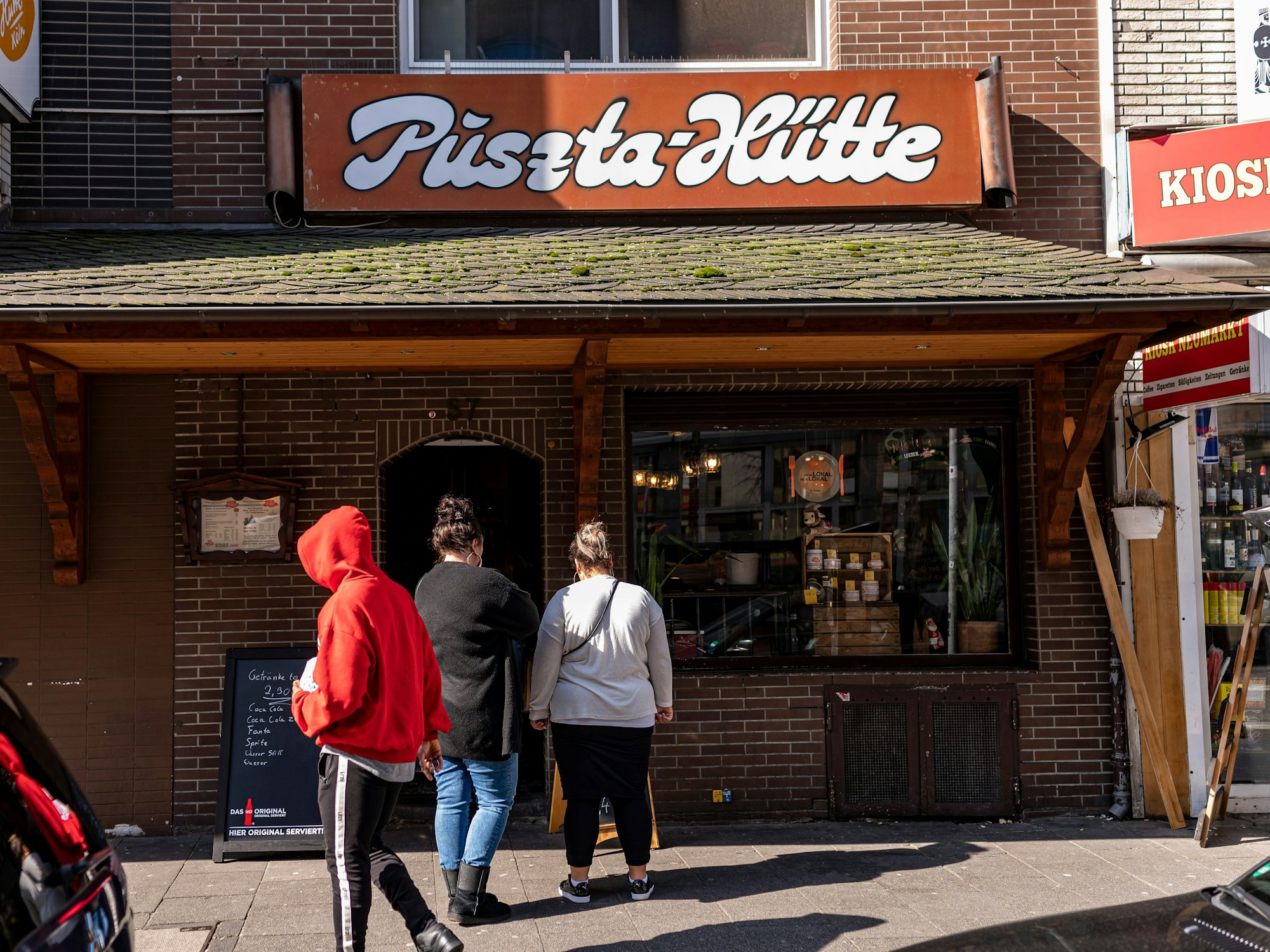 Gäste stehen vor dem Rewstaurant Puszta-Hütte.