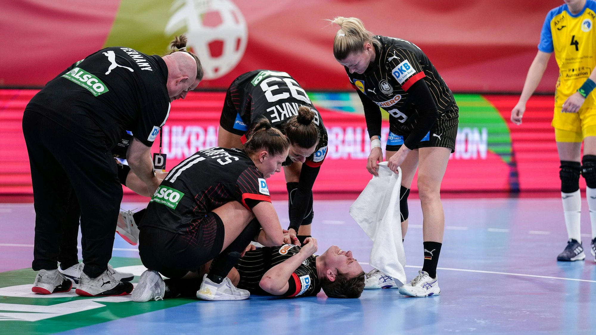 Alina Grijseels liegt mit Schmerzen am Boden