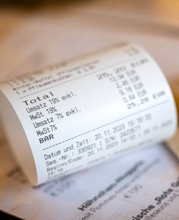 Seit der Mehrwertsteuererhöhung sind die Preise in Restaurants wieder gestiegen. Zum Ärger vieler Gäste (Symbolbild).
