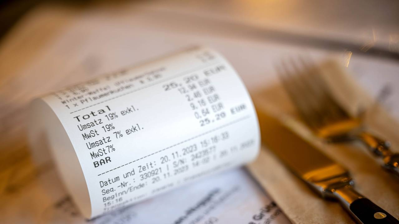 Seit der Mehrwertsteuererhöhung sind die Preise in Restaurants wieder gestiegen. Zum Ärger vieler Gäste (Symbolbild).