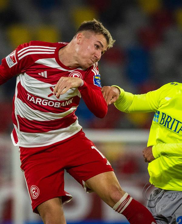 Fortuna Düsseldorfs Felix Klaus und Wiesbadens Kianz Froese kämpfen um den Ball.