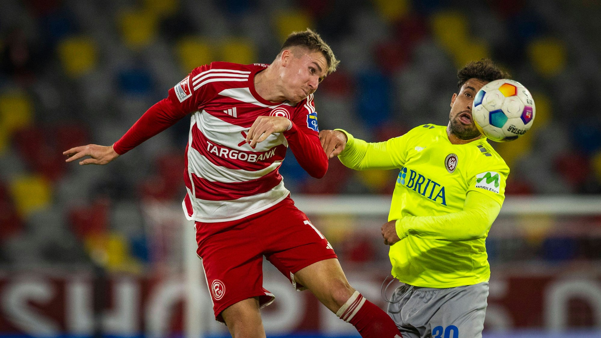 Fortuna Düsseldorfs Felix Klaus und Wiesbadens Kianz Froese kämpfen um den Ball.