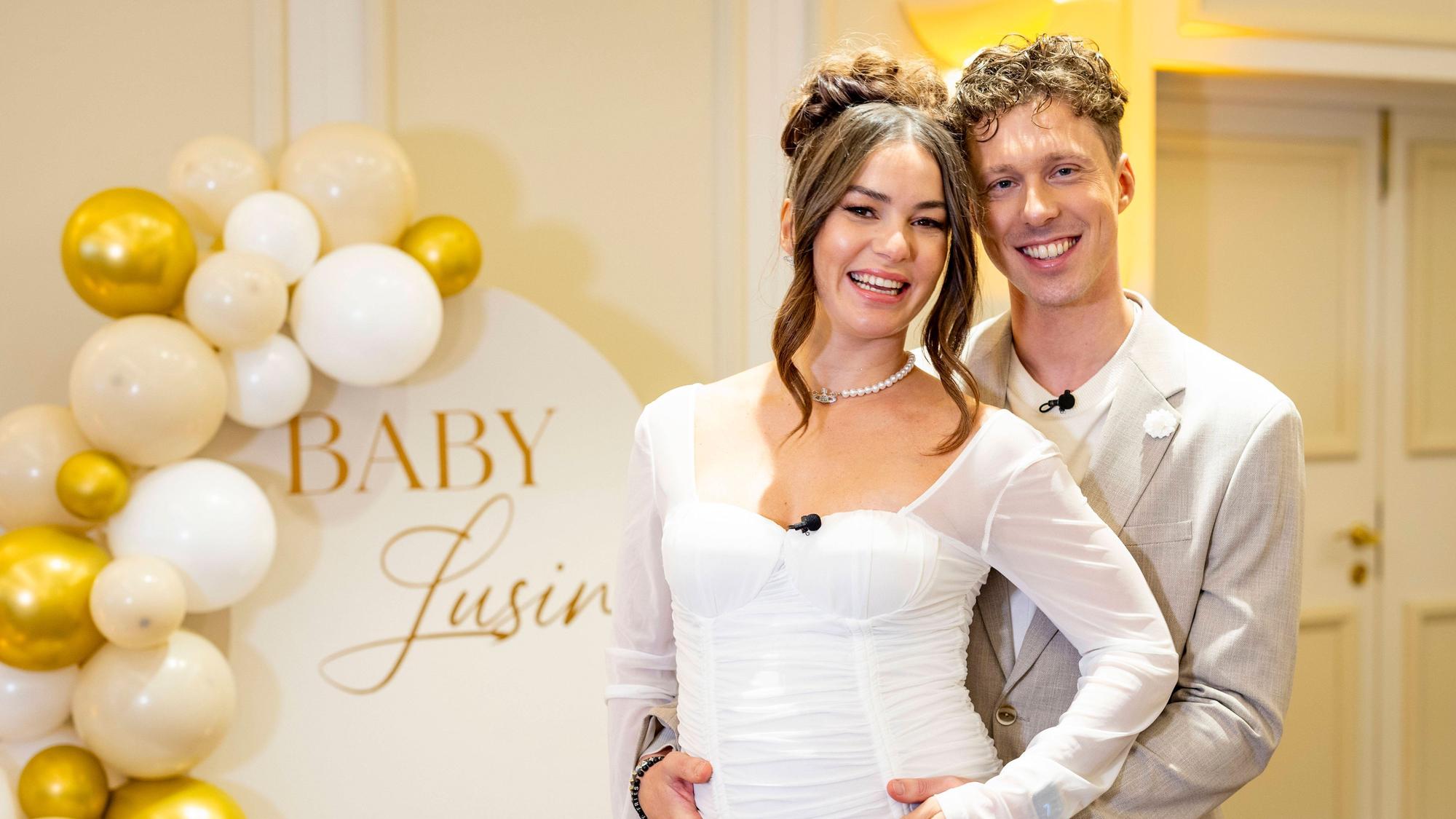 Renata und Valentin Lusin lächeln in die Kamera.