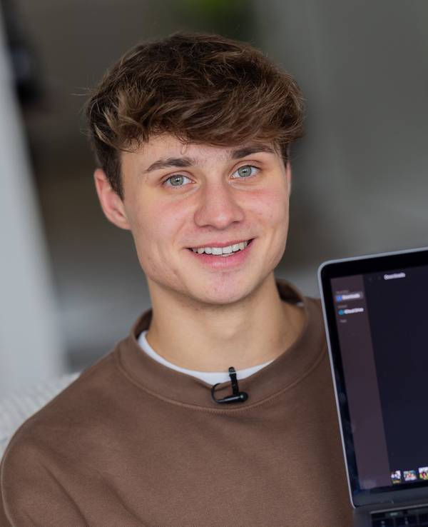 Transmann Jamie Williams zeigt ein altes Foto von sich auf einem Laptop.