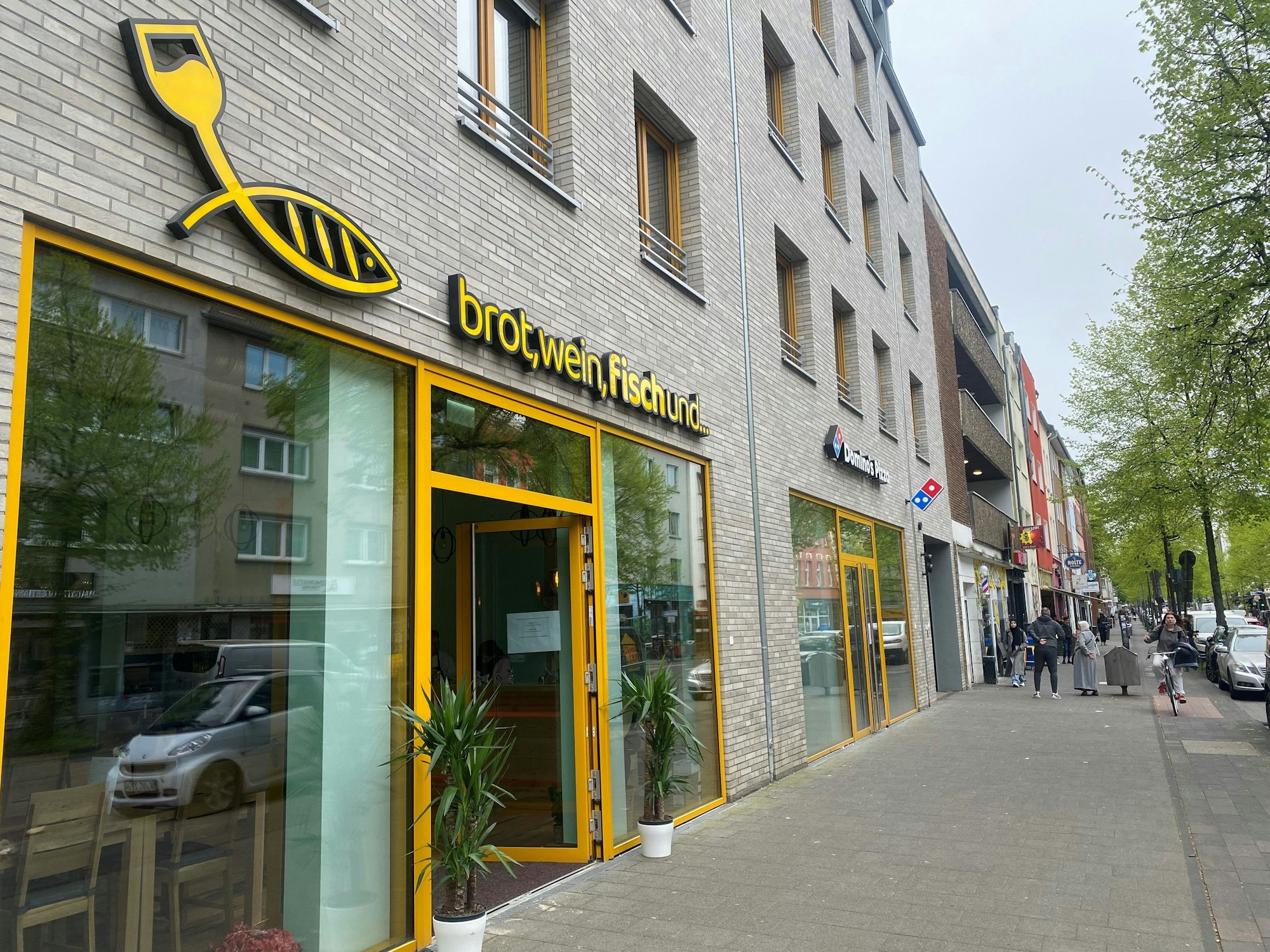 Das Restuarant „brot, wein, fisch und ...“ in der Außenansicht.