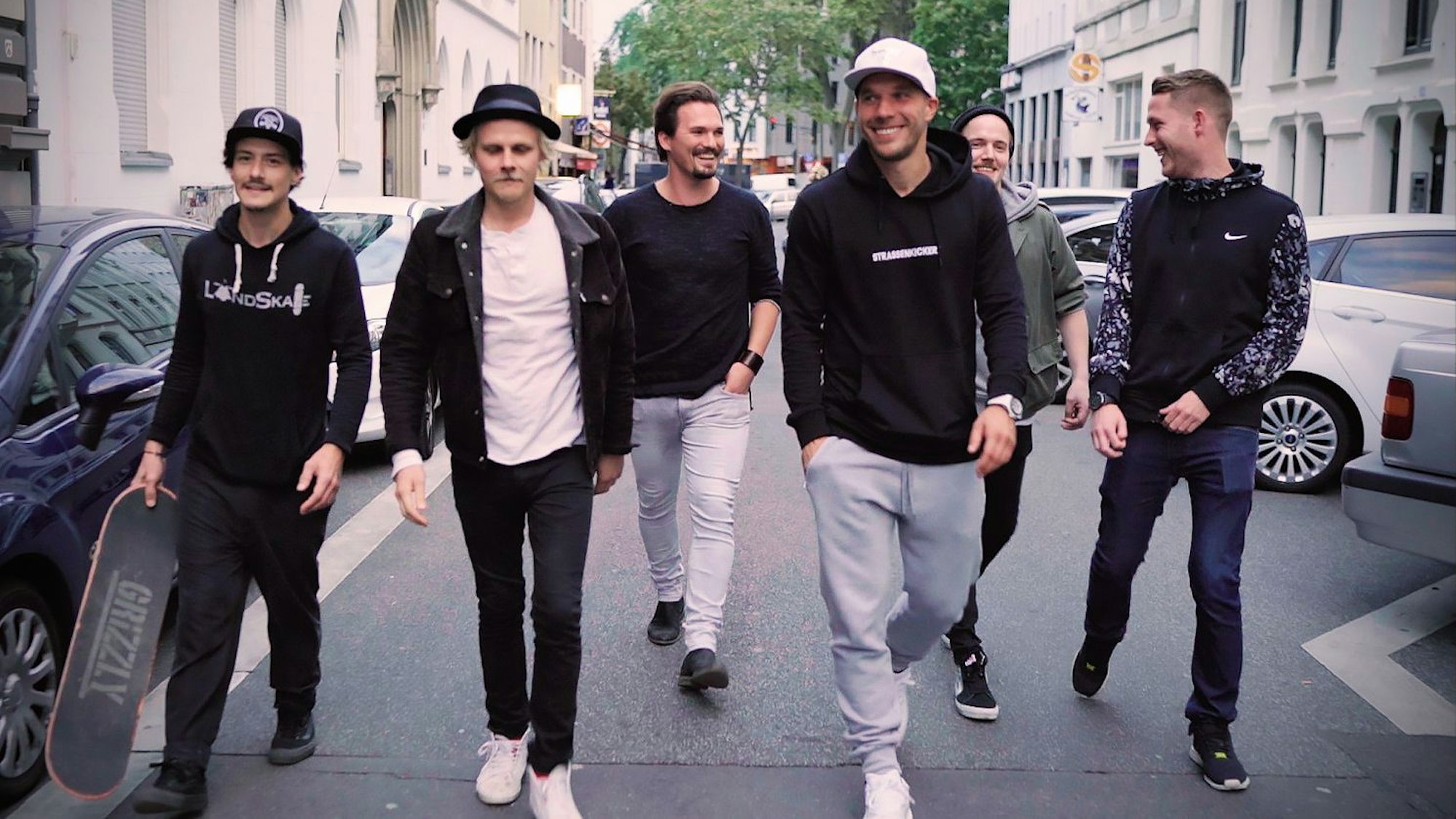 Cat Ballou mit Lukas Podolski und Mo-Torres.