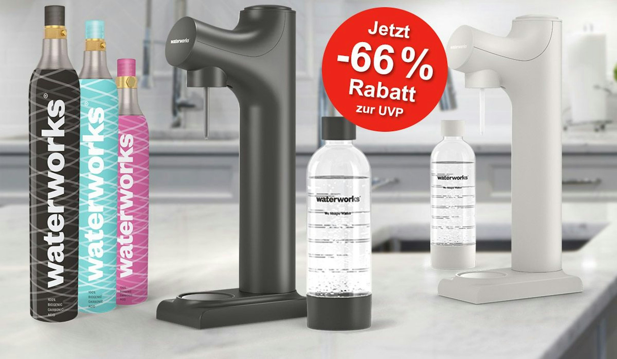 Waterworks Wassersprudler Shape Carbonator in Weiß und Schwarz mit mehreren CO2 Zylindern auf einer Küchenzeile.
