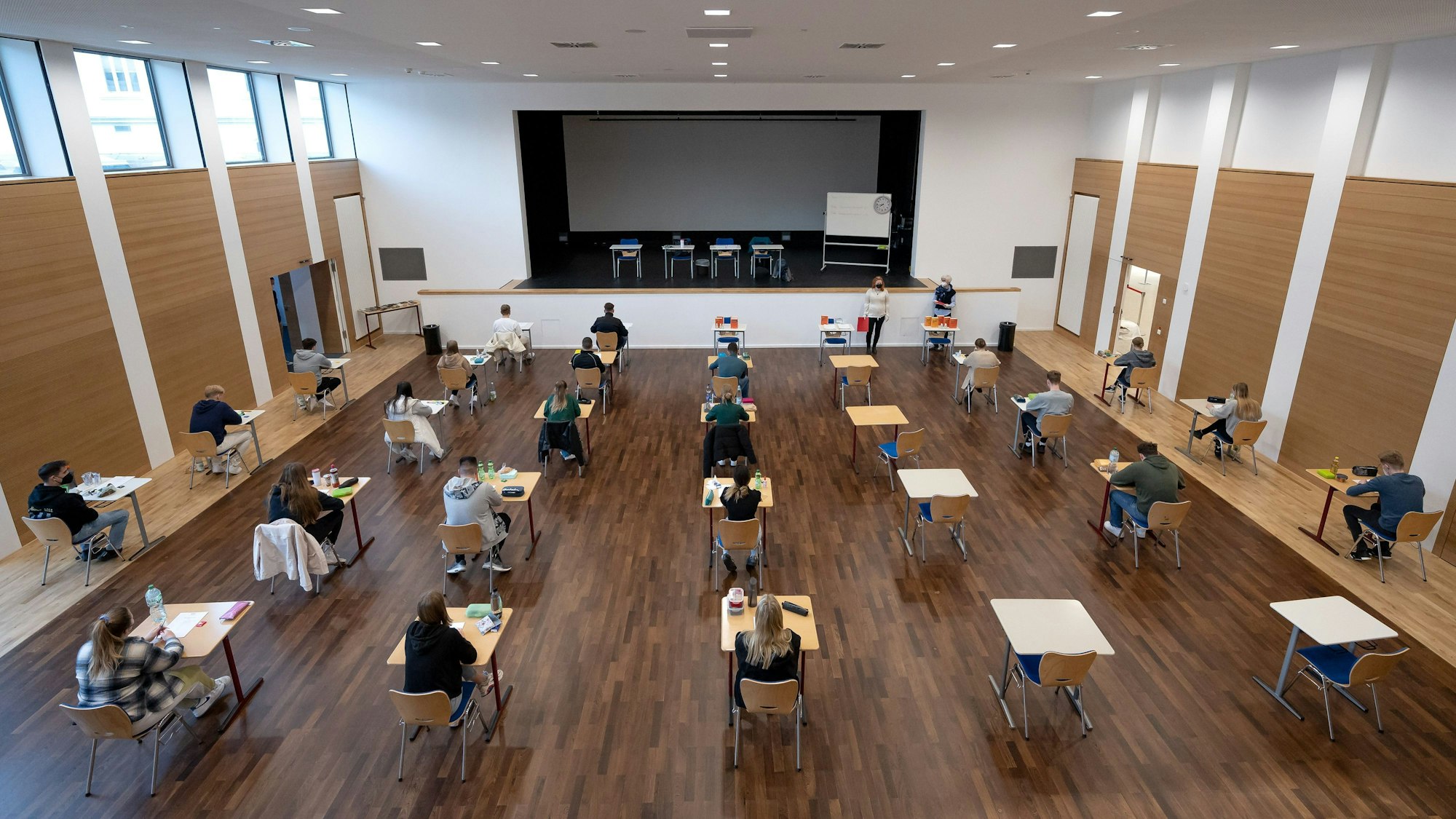 Schülerinnen und Schüler eines Gymnasiums sitzen vor Beginn ihrer schriftlichen Prüfung im Fach Geschichte an ihren Plätzen (Archivbild 2022). In Niedersachsen mussten die Prüfungen unterbrochen werden.