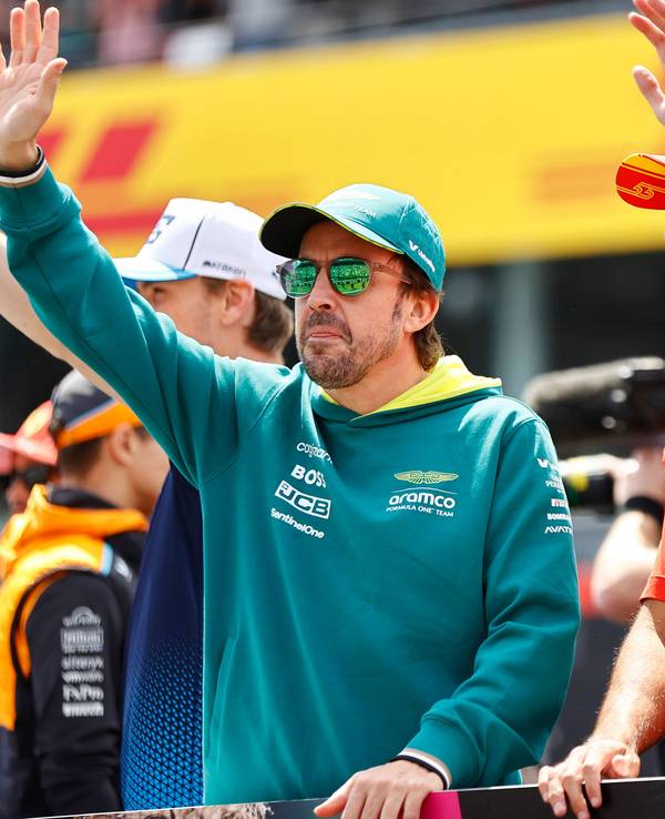 Fernando Alonso und Carlos Sainz winken zu den Fans.