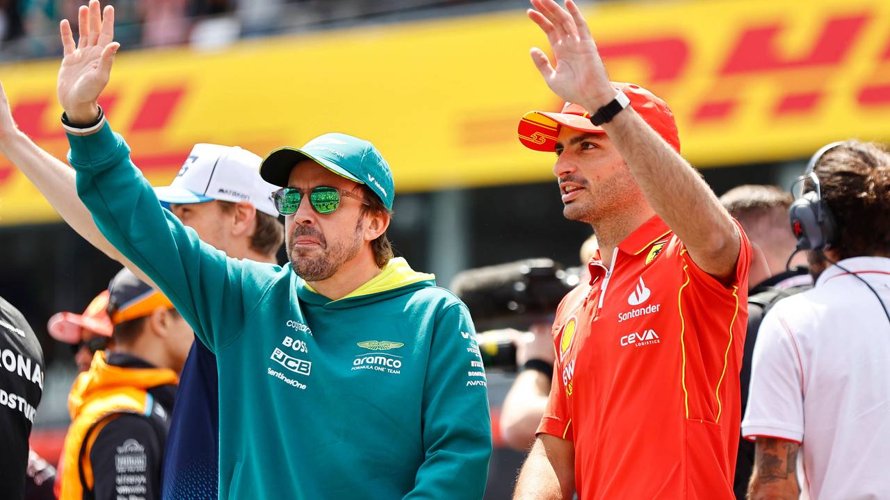Fernando Alonso und Carlos Sainz winken zu den Fans.