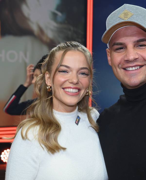 Pietro Lombardi und Laura Maria Rypa lächeln in die Kamera.