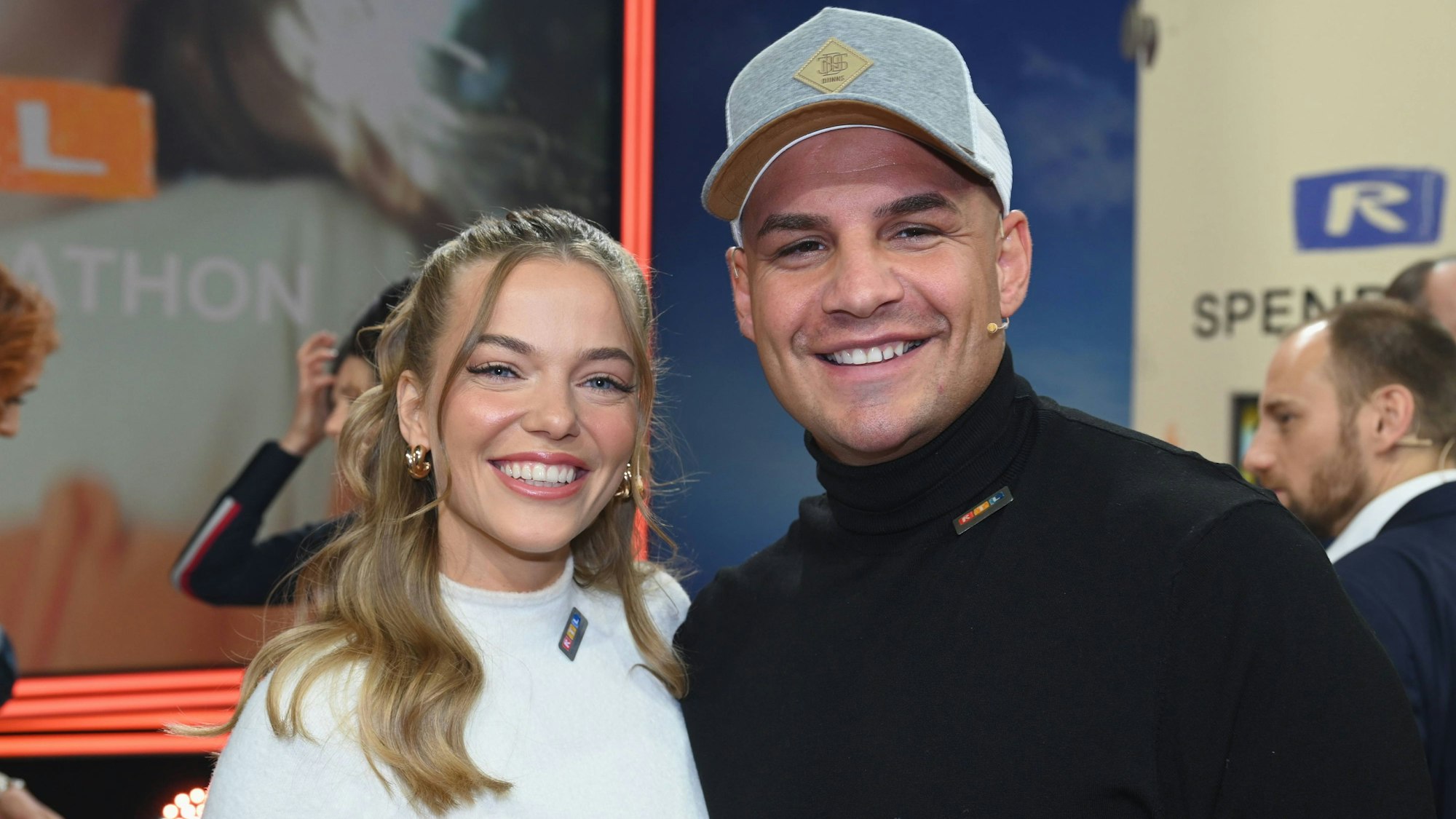Pietro Lombardi und Laura Maria Rypa lächeln in die Kamera.