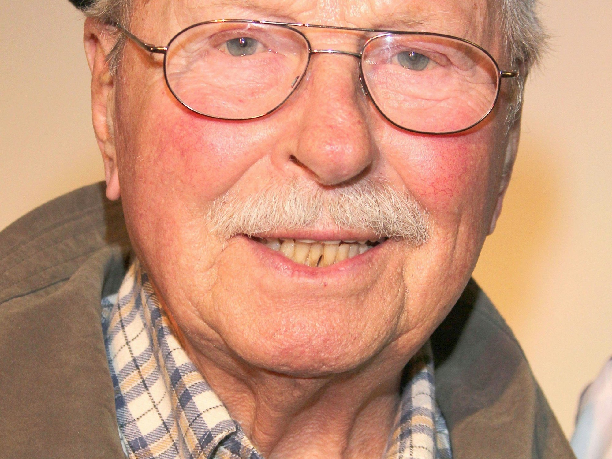 Synchronsprecher Eckart Dux (hier 2013 bei einer „Fünf Freunde“-Lesung in Hamburg) ist tot.