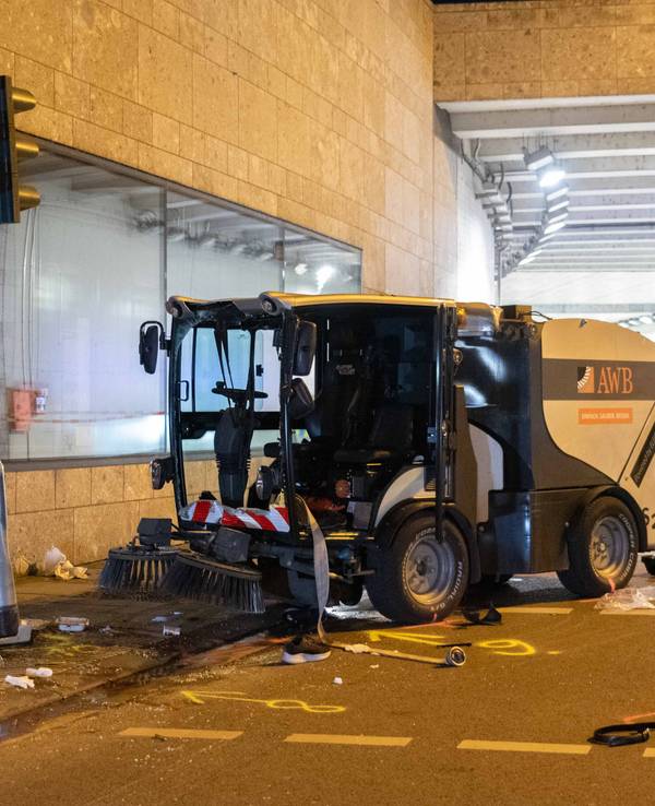 Unfall mit einer Kehrmaschine am Kölner Hauptbahnhof