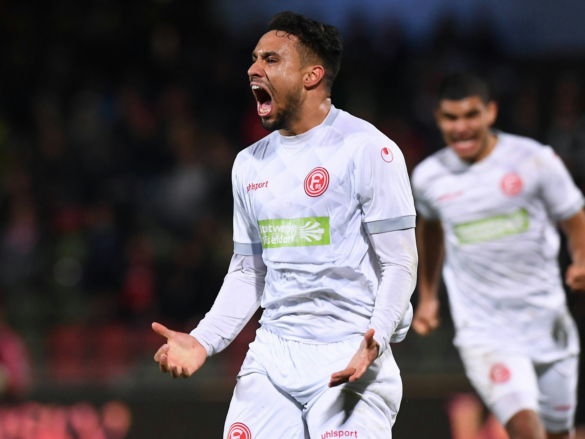 Fortuna Düsseldorfs Kianz Froese jubelt über sein Tor im Spiel bei Rot-Weiß Oberhausen.