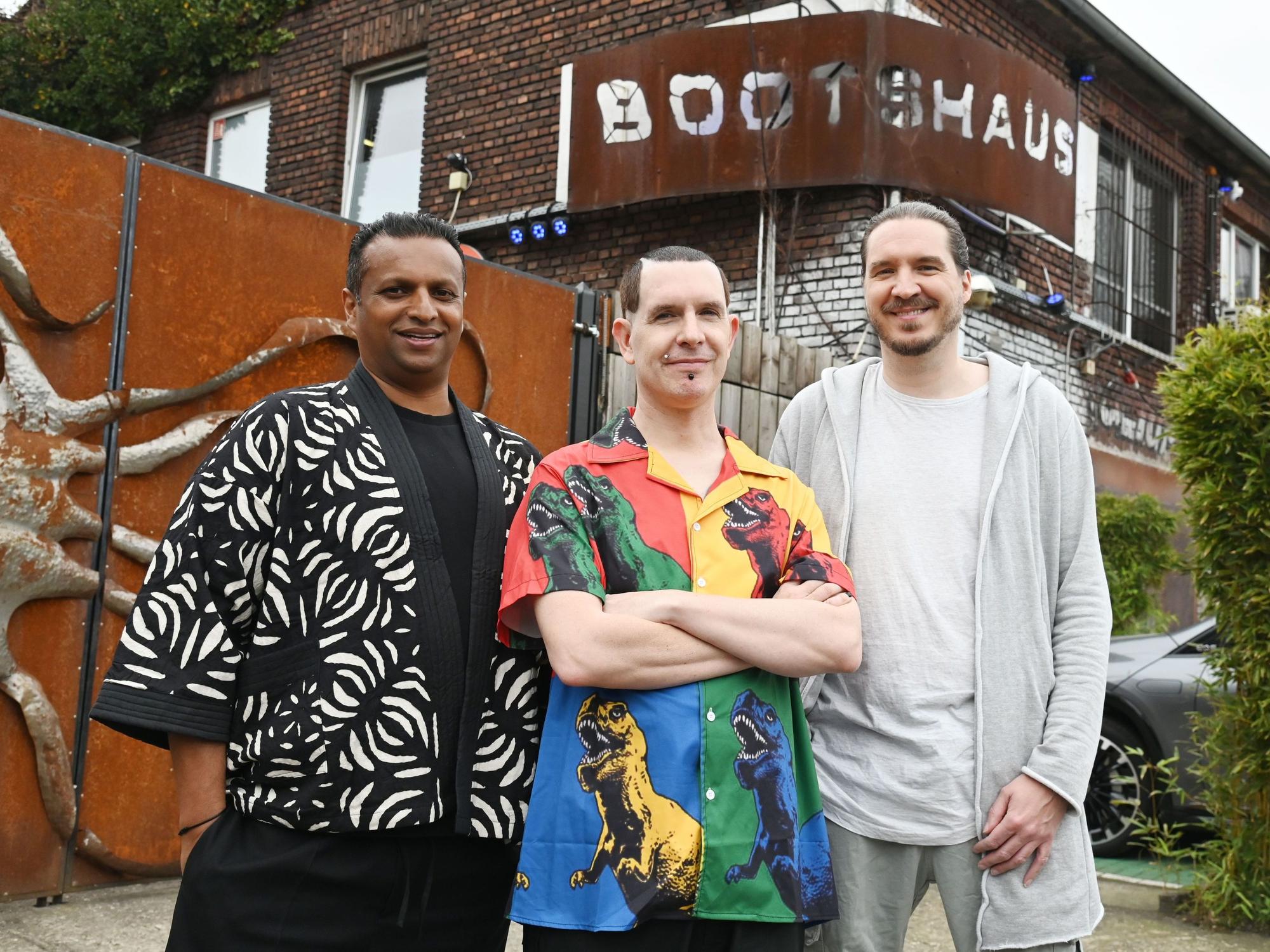 Tom Thomas, Uli Rauschenberger, Sacha Weber vor dem Eingang vom Bootshaus.