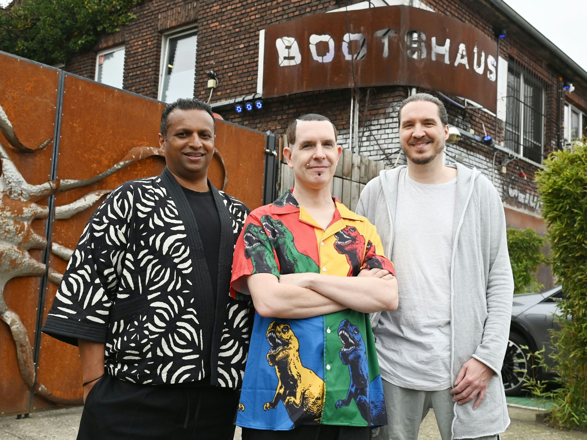 Tom Thomas, Uli Rauschenberger, Sacha Weber vor dem Eingang vom Bootshaus.