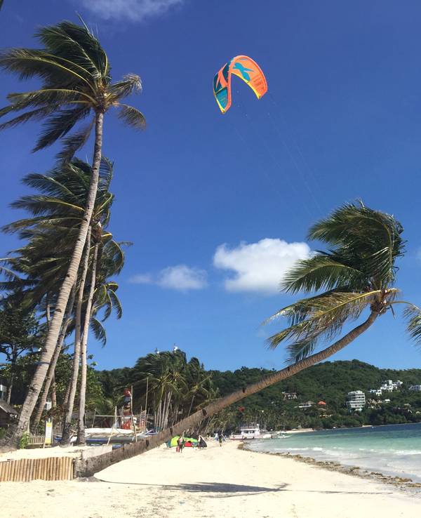 Philippinen, Insel Boracay: Ein Kitesurfer am Bulabog Beach