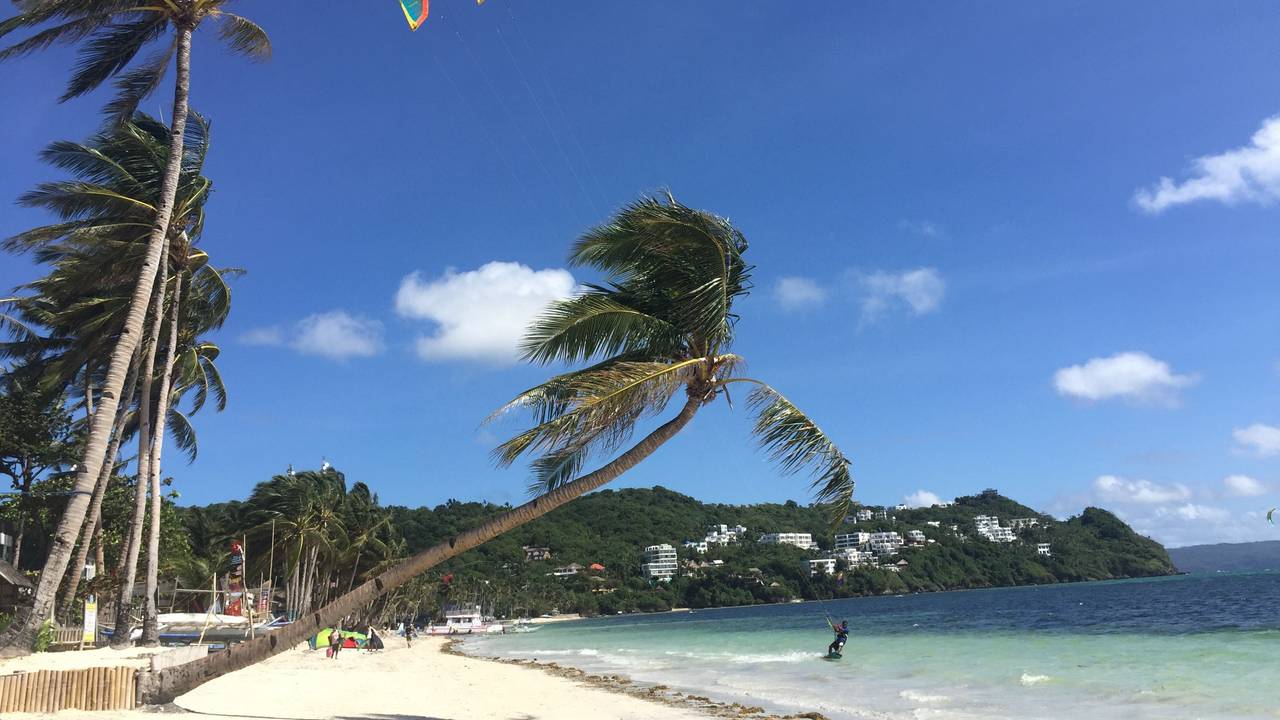Philippinen, Insel Boracay: Ein Kitesurfer am Bulabog Beach