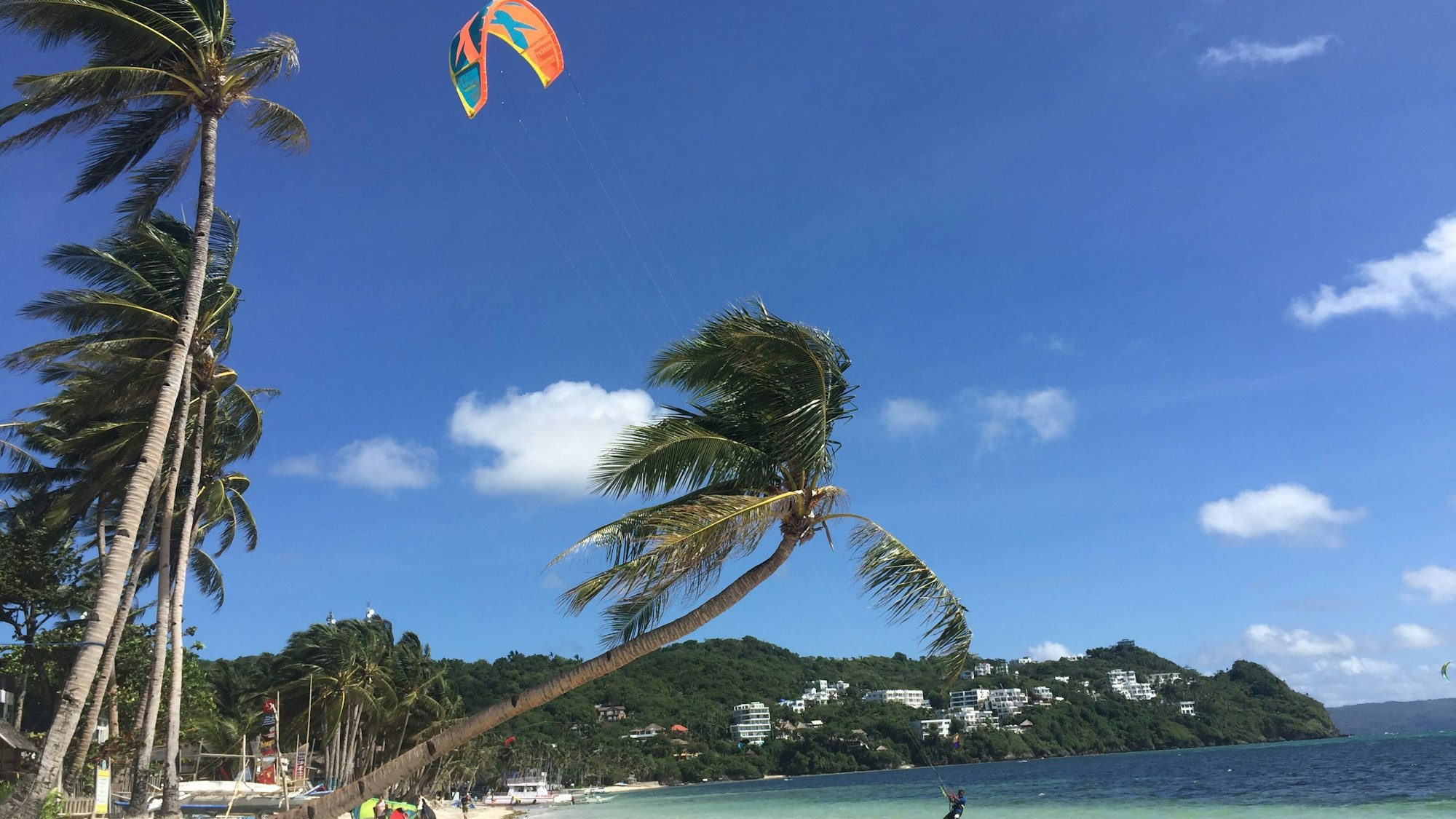 Philippinen, Insel Boracay: Ein Kitesurfer am Bulabog Beach