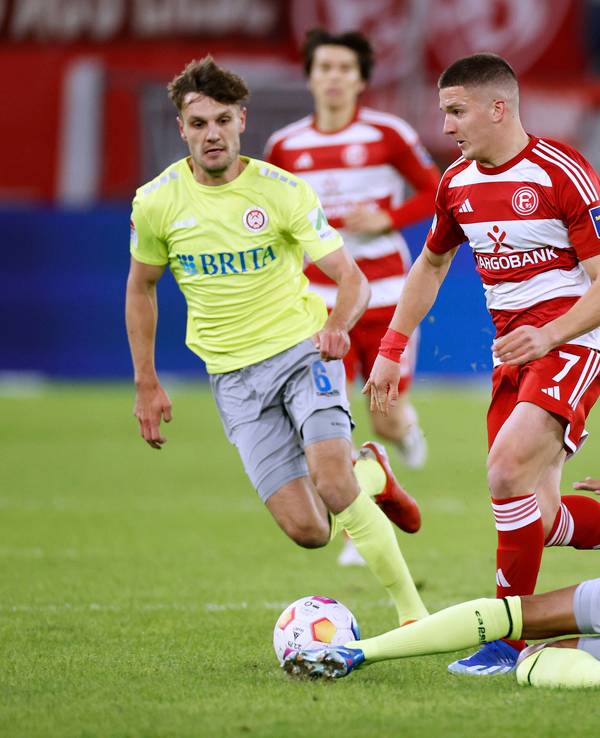 Fortuna Düsseldorfs Christos Tzolis setzt sich gegen seinen Wiesbadener gegenspieler Martin Angha durch.