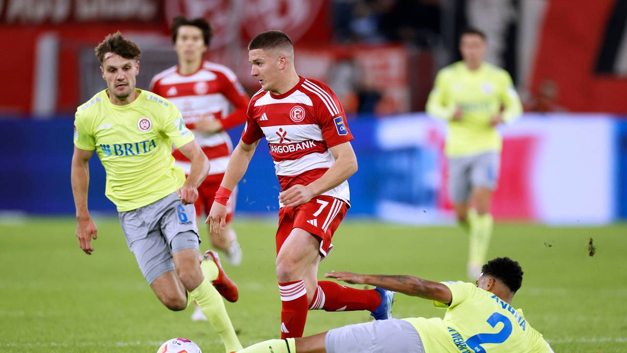 Fortuna Düsseldorfs Christos Tzolis setzt sich gegen seinen Wiesbadener gegenspieler Martin Angha durch.