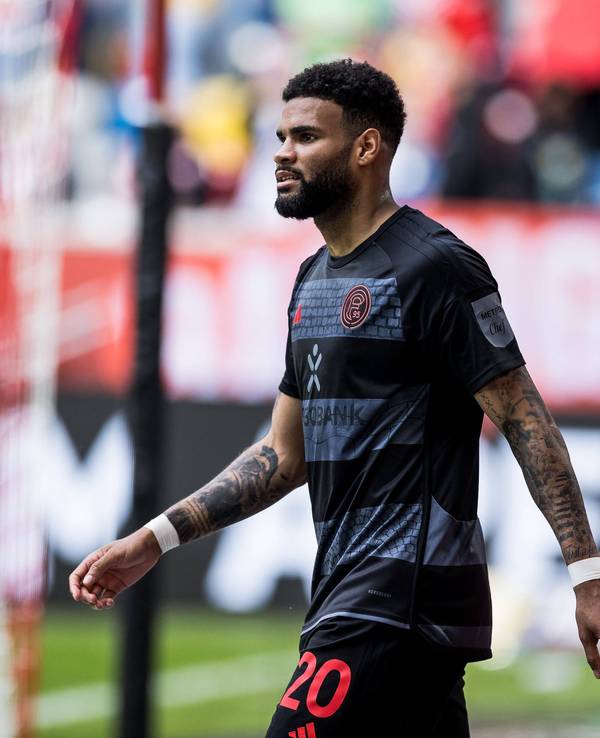 Fortuna Düsseldorfs Jamil Siebert steht im Spiel gegen Eintracht Braunschweig auf dem Platz.